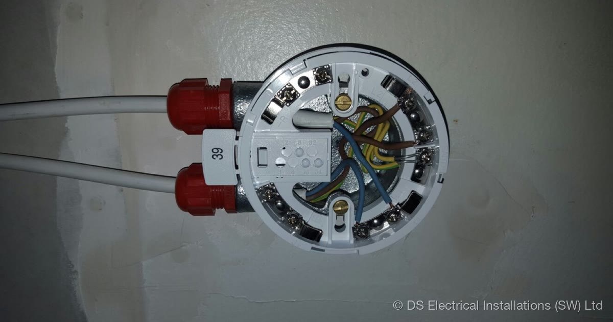 Mains-wired smoke and heat alarm base installed by DS Electrical