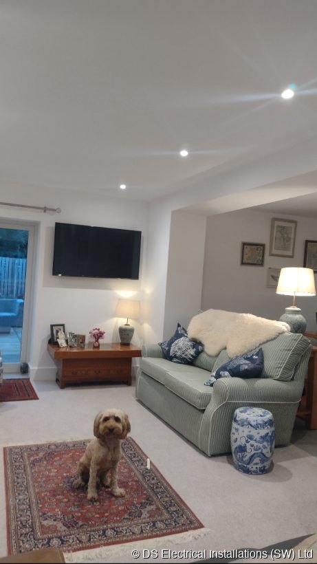 Snug downlights & wall-mounted TV