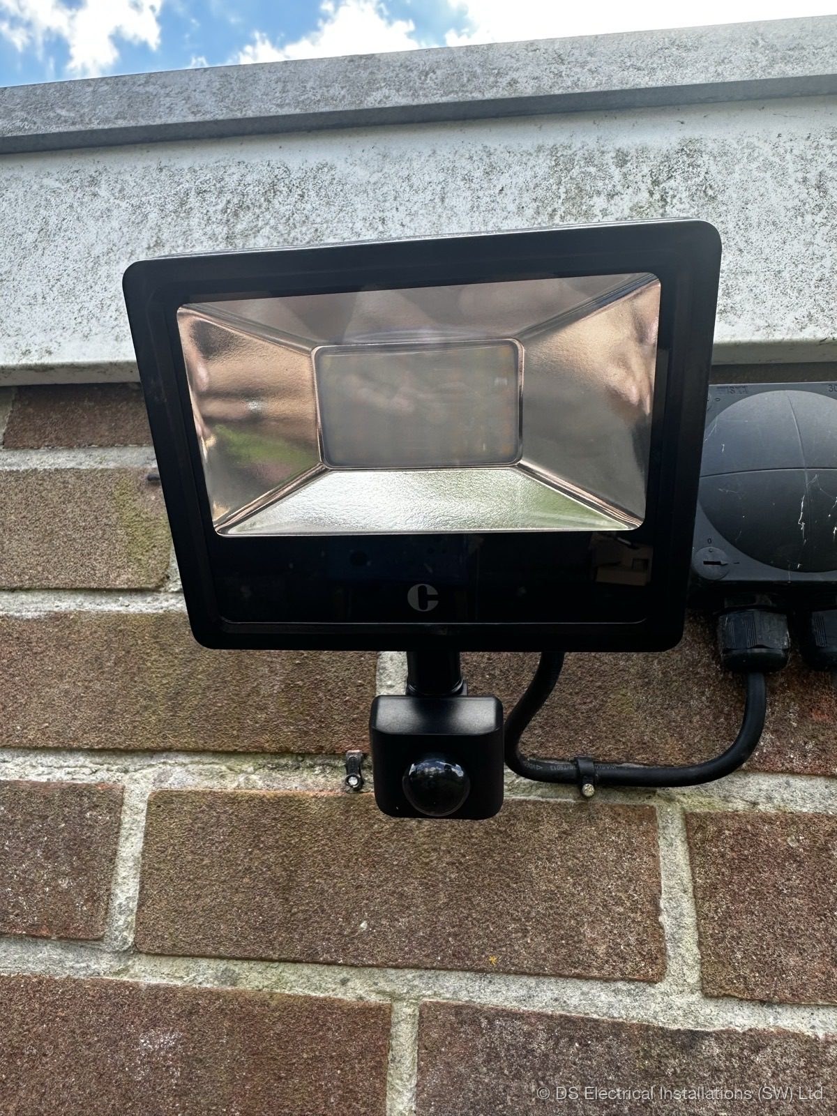 PIR perimeter floodlight